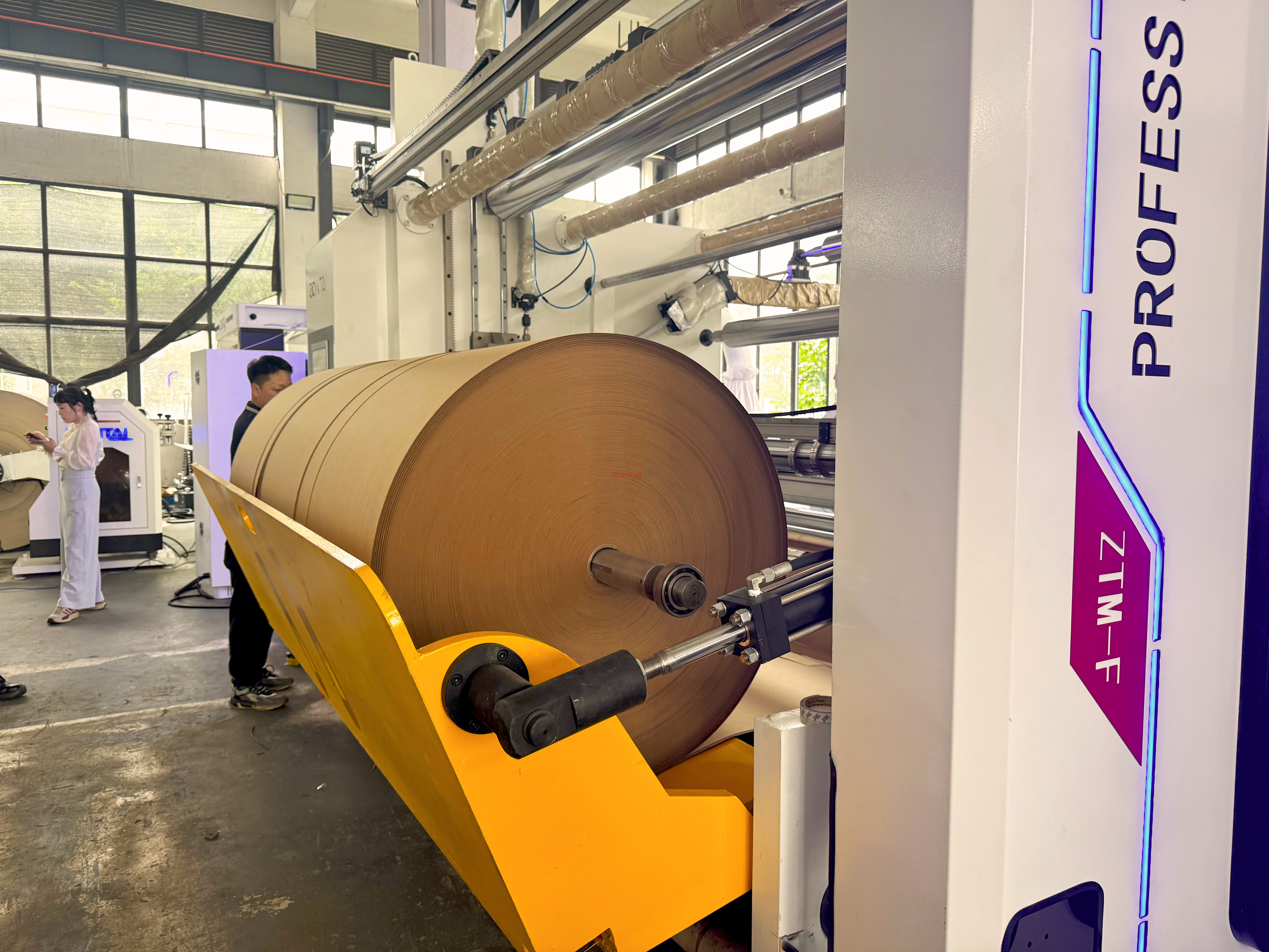 Zontai ZTM-F Double Drum Rollers Jumbo Paper Slitter Rewinder Machine with Paper Shredder.